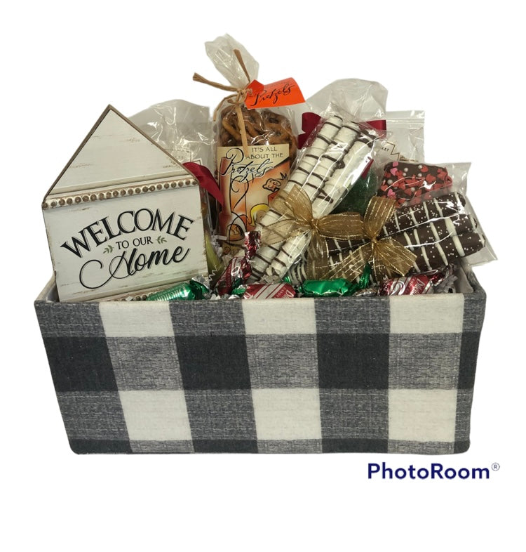 http://www.thegiftgourmet.com/cdn/shop/products/PNWWelcomeHomeBasket.jpg?v=1675822738